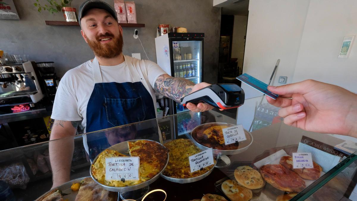 Federico Amaretti cobrando con una TPV.