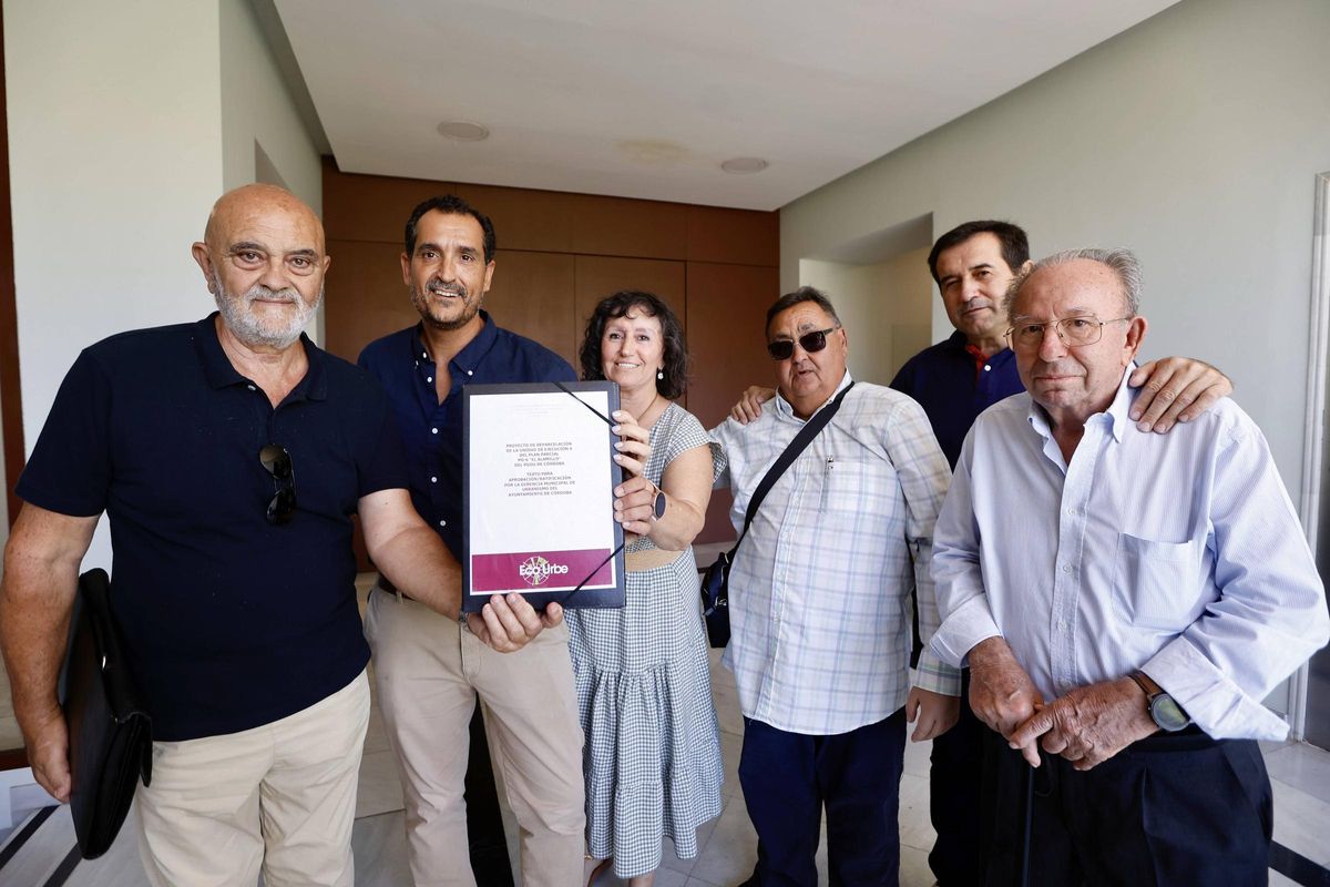 Vecinos de El Alamillo, y técnicos de Ecourbe, tras la aprobación del proyecto de reparcelación.