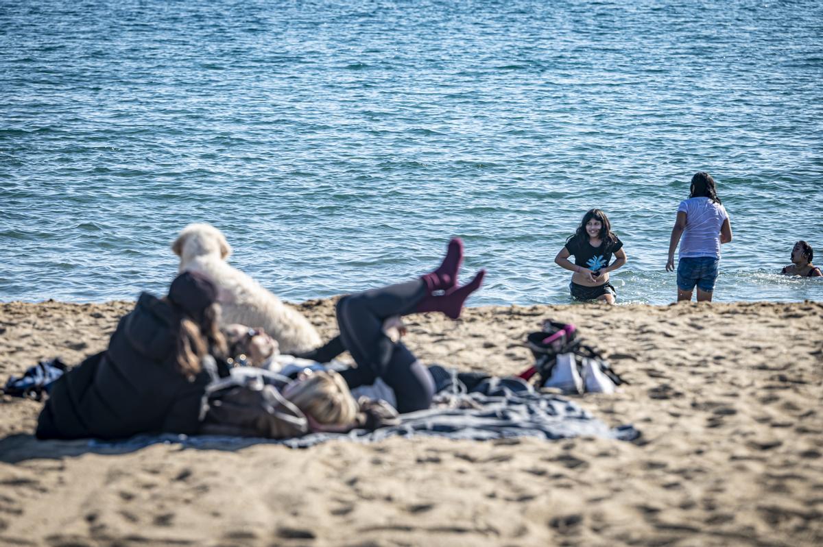 Los barceloneses acuden en masa a las playas de la ciudad para disfrutar del último día primaveral antes de la llegada del frío