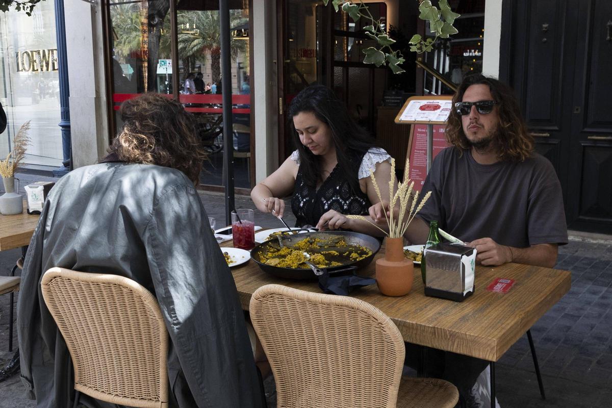 Clientes comiendo en un restaurante del centro de València, ayer.