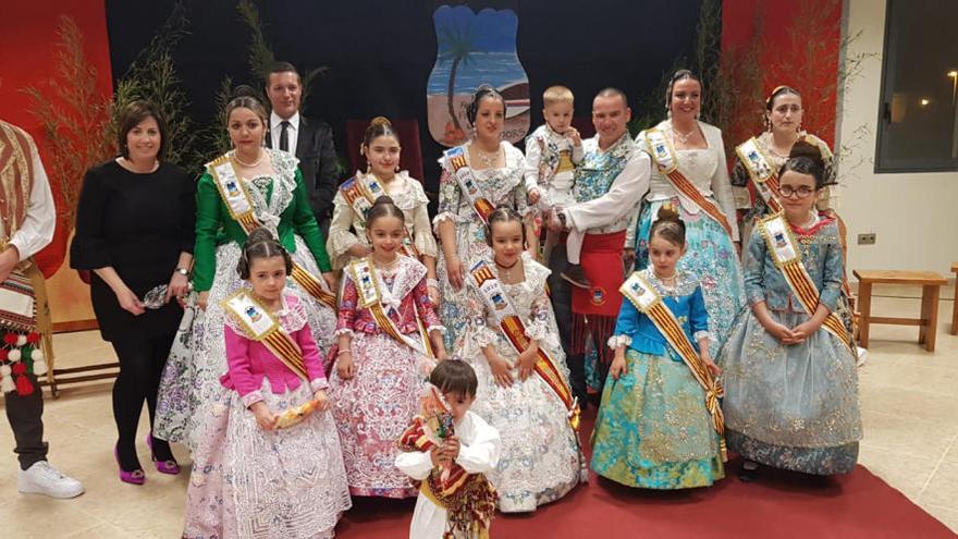 La falla Plaça Els Pescadors exalta a sus falleras mayores