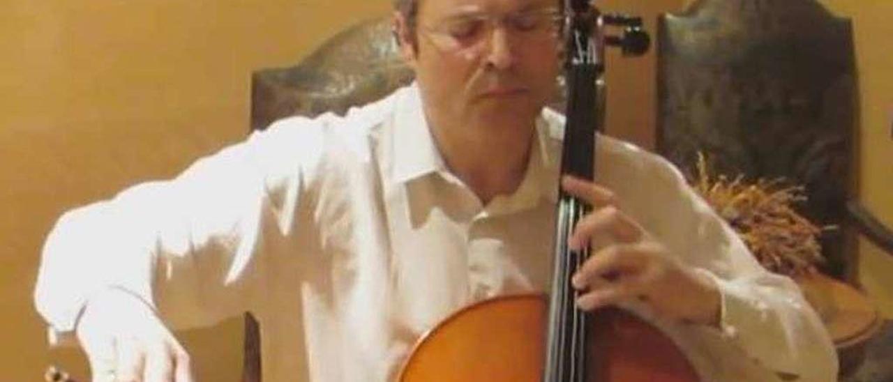 El fallecido violonchelista Juan Carlos Cadenas, a quien se dedicó el concierto.