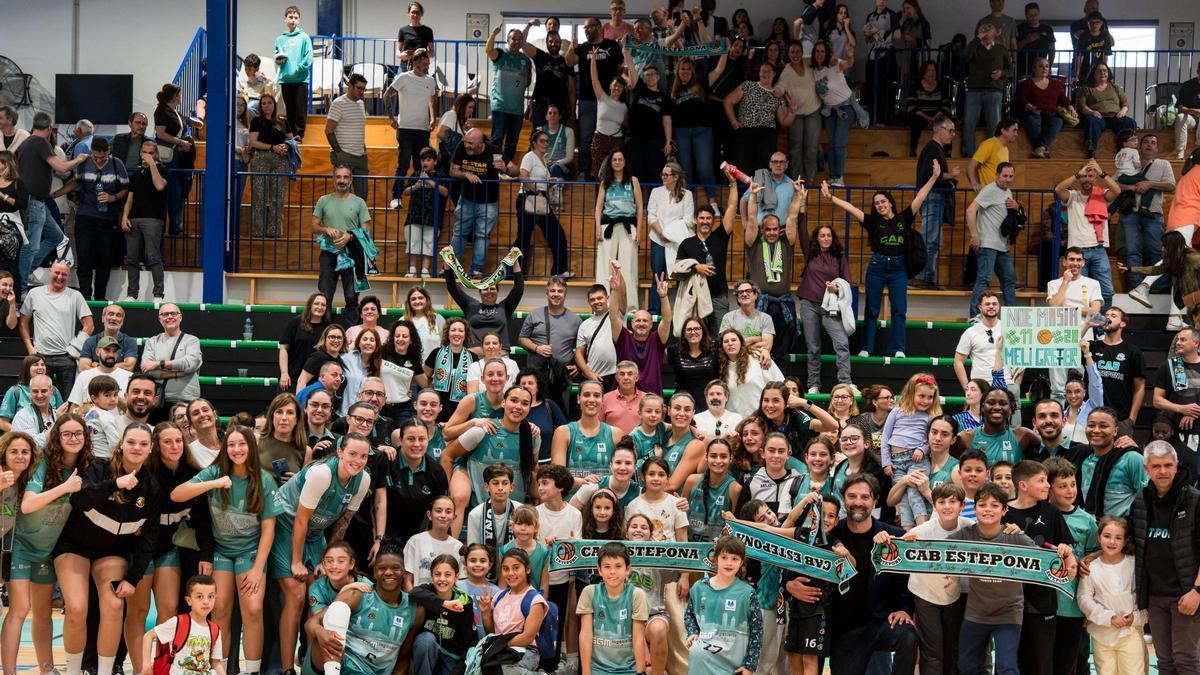 El CAB Estepona celebró la permanencia en la LF Endesa con su afición.