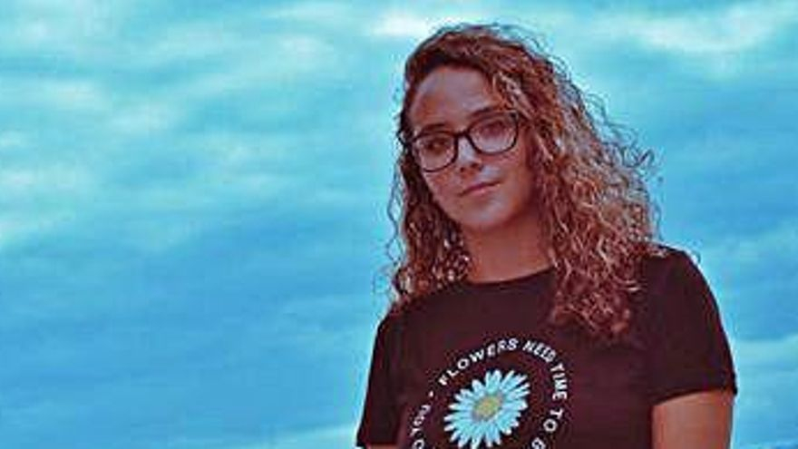 MARIVÍ PÉREZ. Mariví Pérez tiene 20 años y también es una amante de la política. Esta joven denuncia la falta de ayudas hacia el emprendimiento. En sus propias palabras, «son muchos los jóvenes que tratan de buscarse la vida y necesitan un empujón económico para emprender y lograr estabilizar su situación».