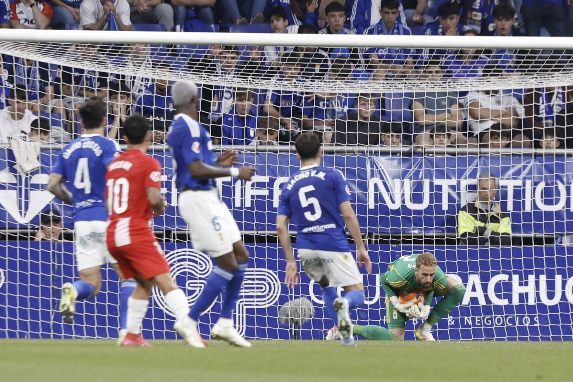 EN IMÁGENES: Ambientazo en la vuelta del play off entre Oviedo y Almería en el Carlos Tartiere