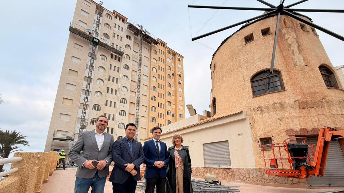 El consejero de Fomento e Infraestructuras, Jorge García Montoro, junto al alcalde de San Javier, José Miguel Luengo, durante la visita a las obras de rehabilitación energética en un residencial de La Manga.