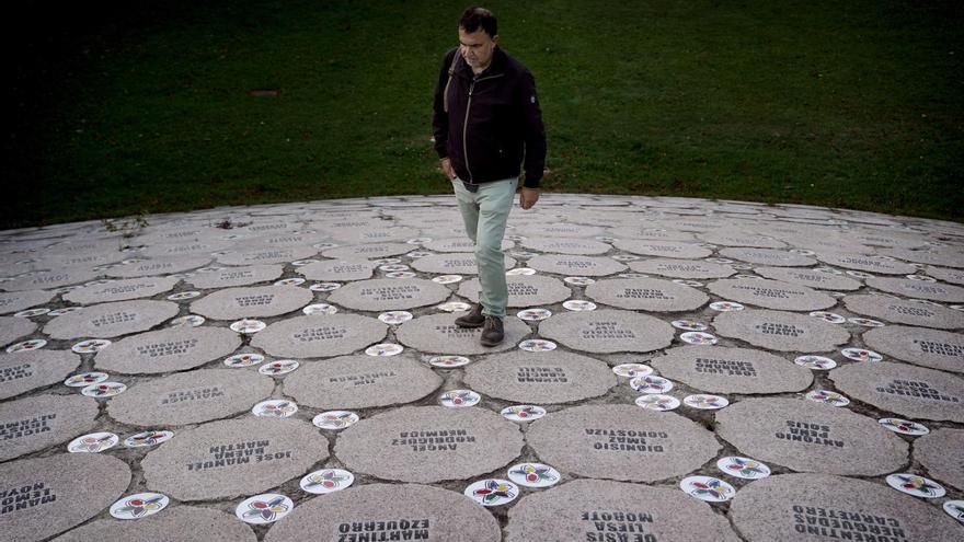 Ángel Altuna, víctima de ETA, en el monumento a las víctimas en Vitoria.