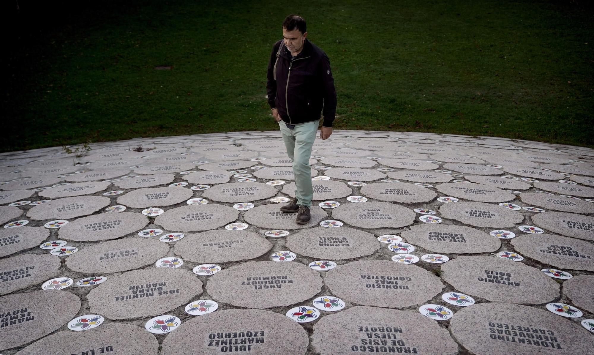 Ángel Altuna, víctima de ETA, en el monumento a las víctimas en Vitoria
