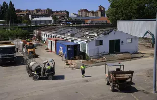 ¿Cómo va la renaturalización del río Piles en Gijón? Llega ya al complejo de Las Mestas, con "pavicésped" en aparcamientos y más vegetación de ribera