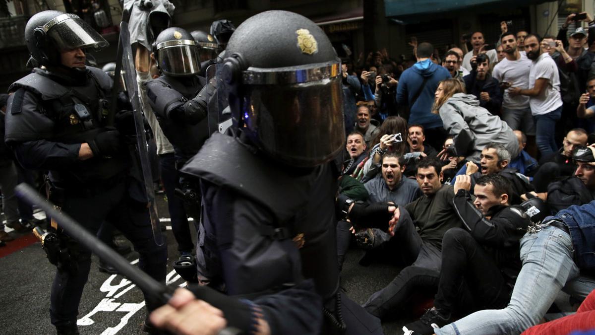 Carga policial en Barcelona el 1-O.