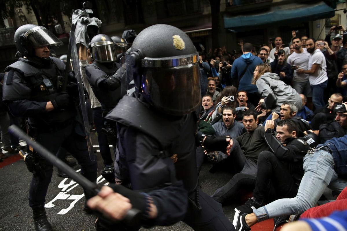 Carga policial en Barcelona el 1-O.