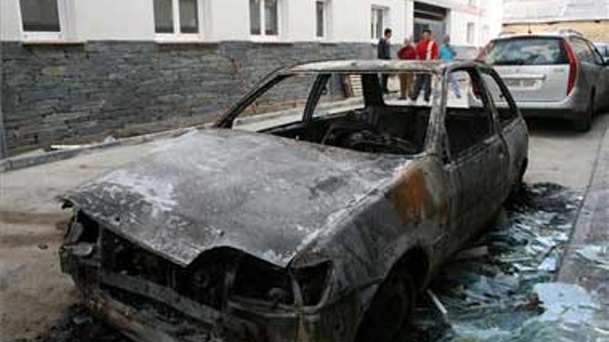 Incendian un coche debajo de la vivienda del alcalde de Hervás