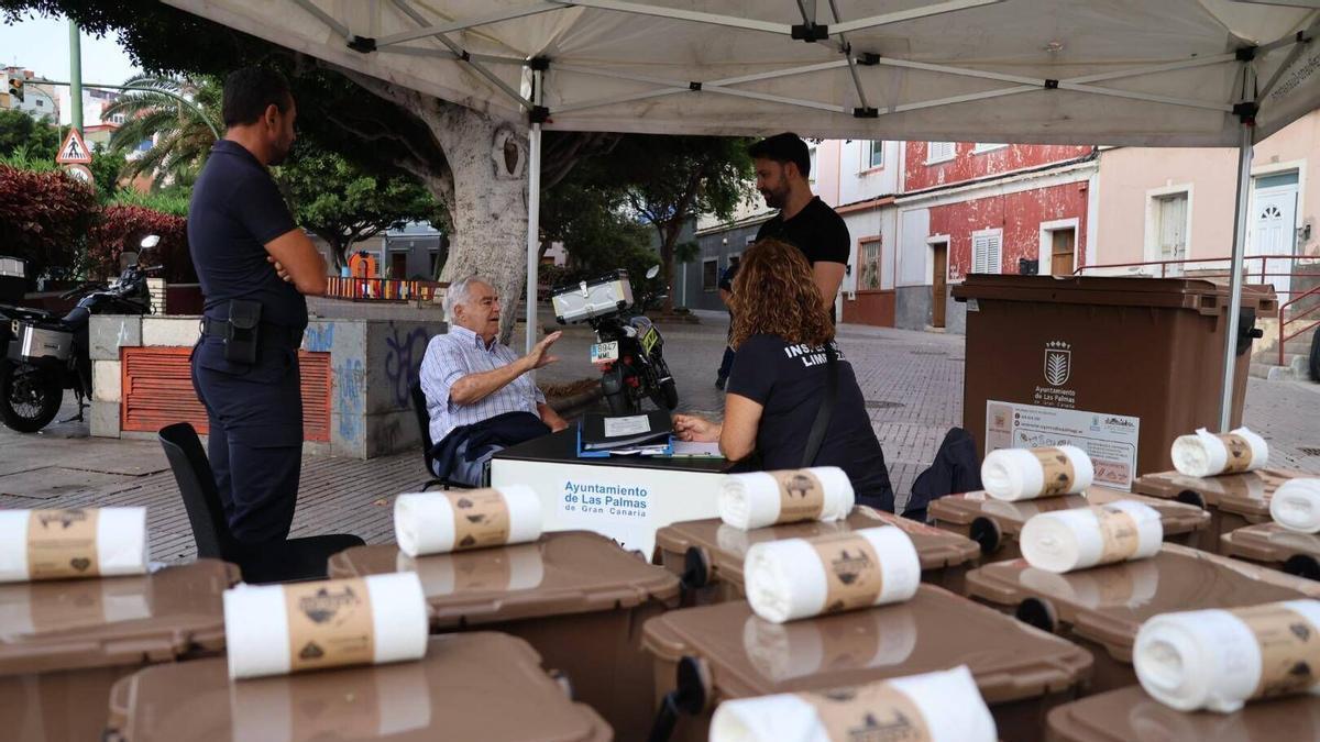 Puesto informativo sobre el quinto contenedor en el Barranquillo.