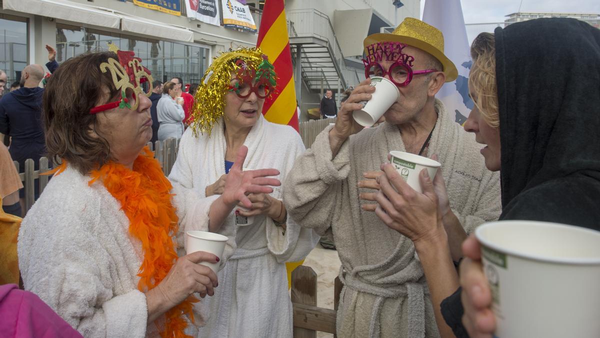 Primer baño del año en la playa de la Barceloneta