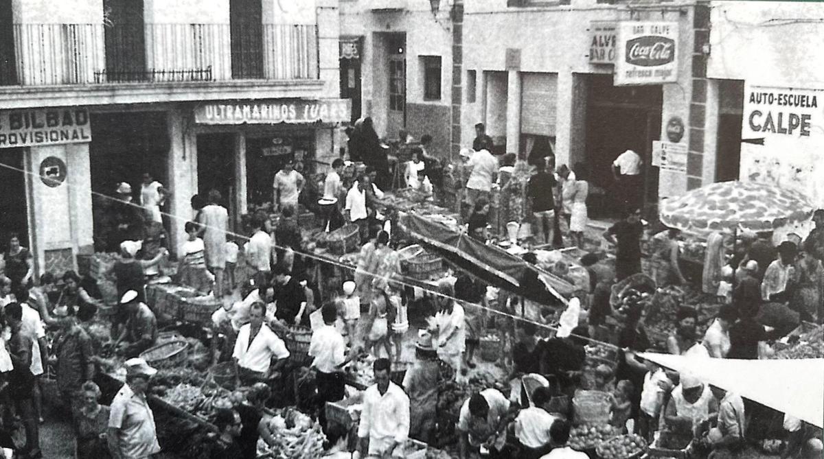 A la izquierda, la casa Poquet Beltrán. Imagen de los años 70: la plaza bulle de comercio