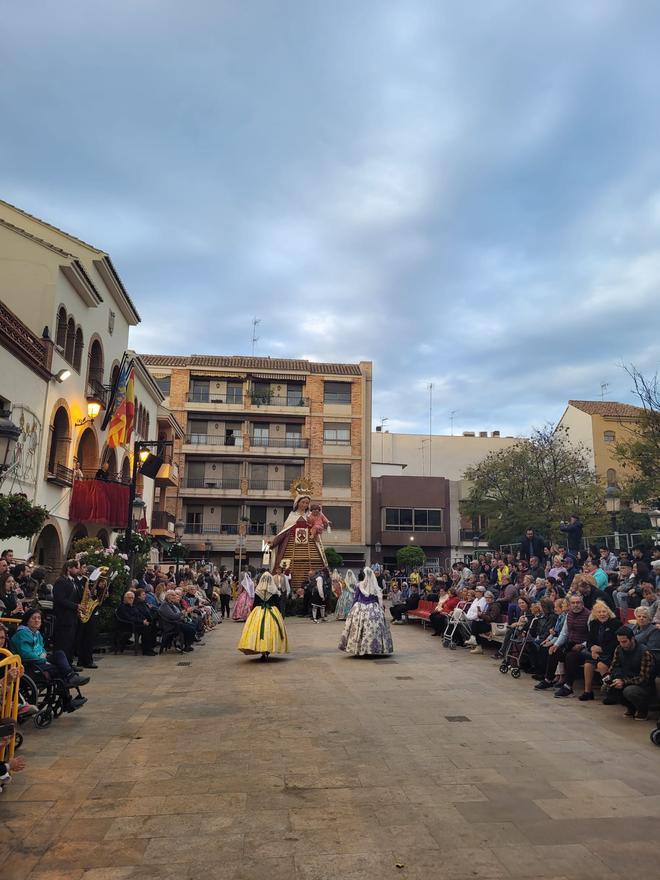 Las cuatro comisiones de l'Eliana ofrecen sus flores a la Virgen del Carmen