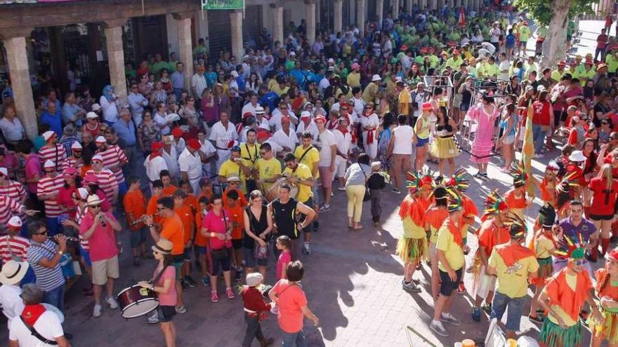 Cientos de peñistas tiñen de color las plazas y calles de Fuentesaúco.