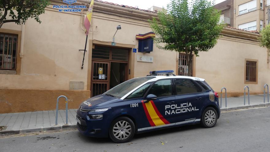 Un vehículo de la Policía Nacional estacionado frente a la Comisaría de Yecla (Murcia)