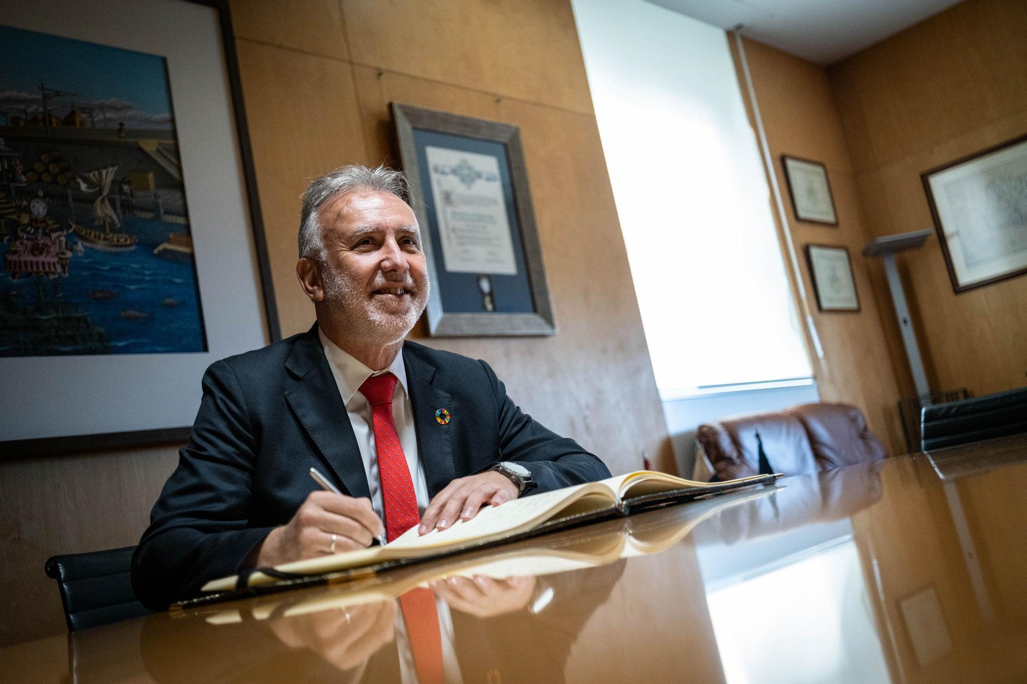 Visita de Ángel Víctor Torres al Puerto de Santa Cruz