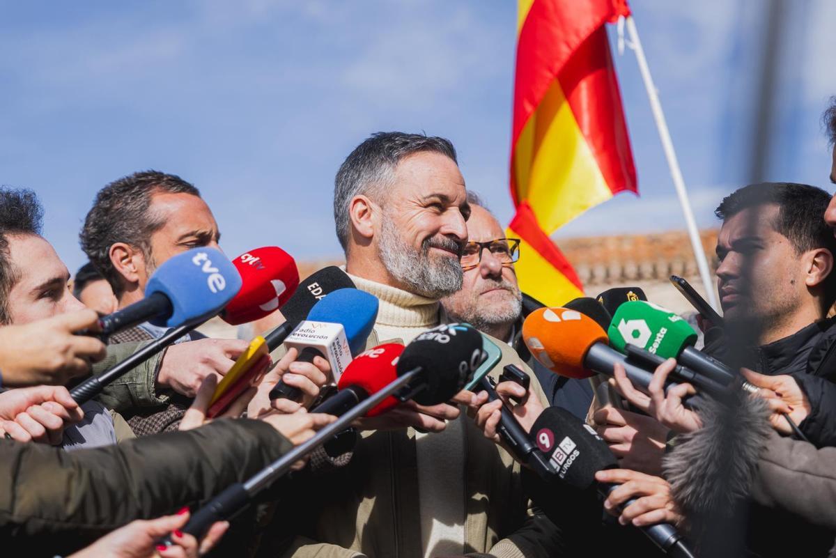 Abascal atiende a los medios.