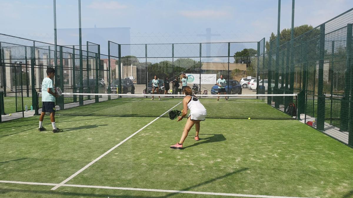 Els beneficis recaptats durant la inauguració de les pistes de pàdel estan destinats íntegrament al Dofí.