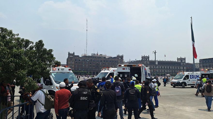 Estudiantes de Ayotzinapa asaltan el Palacio Nacional en una protesta que se salda con 26 policías heridos