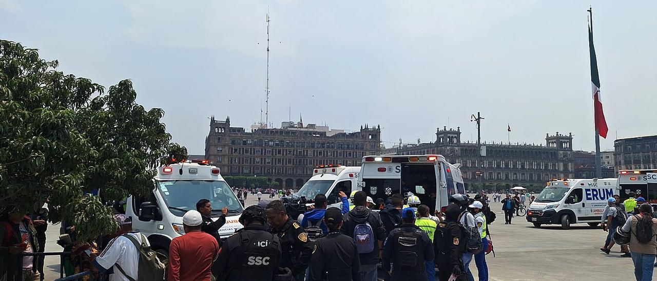 Estudiantes de Ayotzinapa asaltan el Palacio Nacional en una protesta que se salda con 26 policías heridos