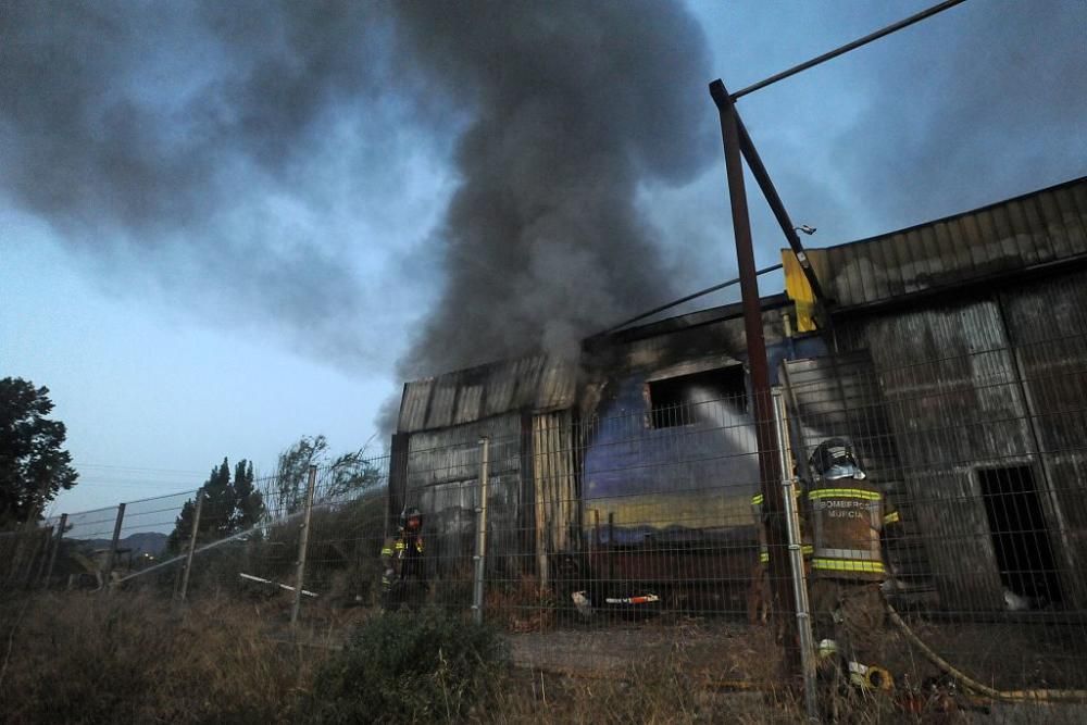 Arde una tienda de neumáticos en Murcia