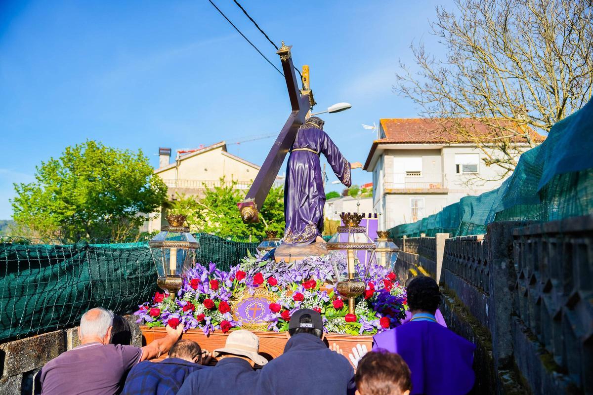 Procesiones en Vigo: los pasos de Noso Pai Xesús Nazareno e a Virxe Dolorosa desfilaron por Teis