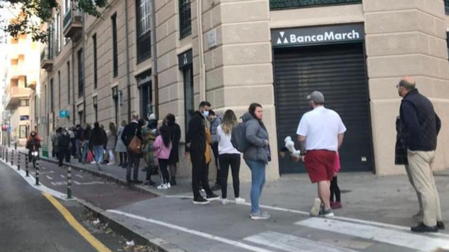 Largas colas en la entrada de la Clínica Rotger.