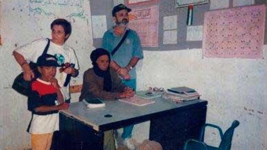 Miquel Cifre amb Cati Marimon i Omar Lamin al campament d'Auserd