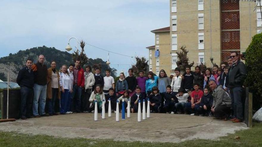 Foto de grupo de escolares, jugadores y concejales ayer en El Cobayu.