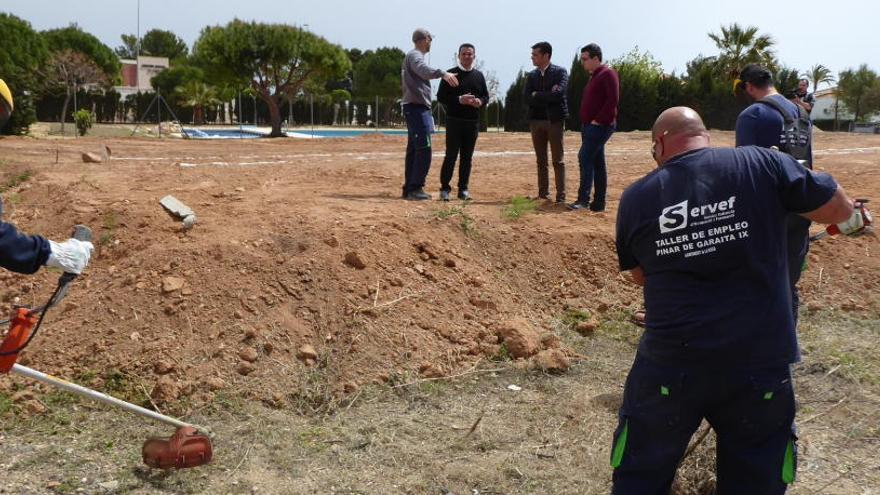 Bernabé Cano y los concejales Pepe Cano y Miguel Ángel Ivorra, visitando la parcela