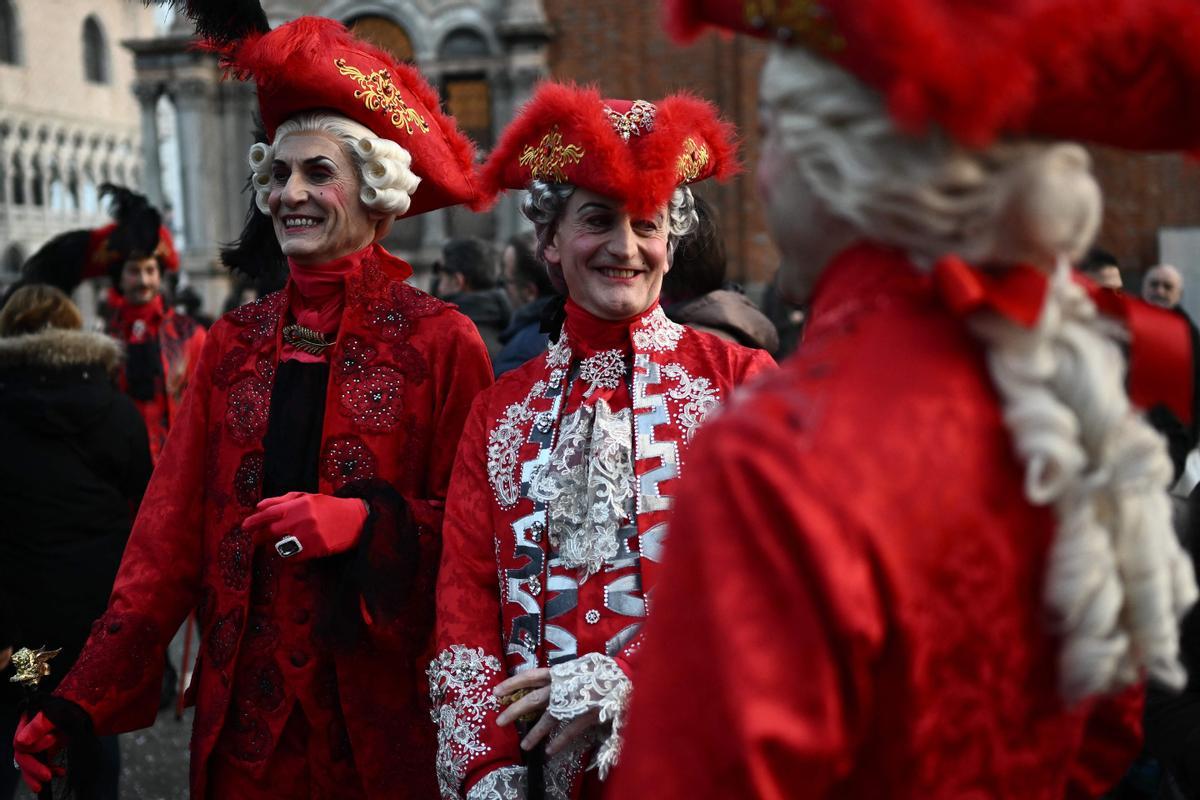 Trajes tradicionales desfilan durante el carnaval de Venecia