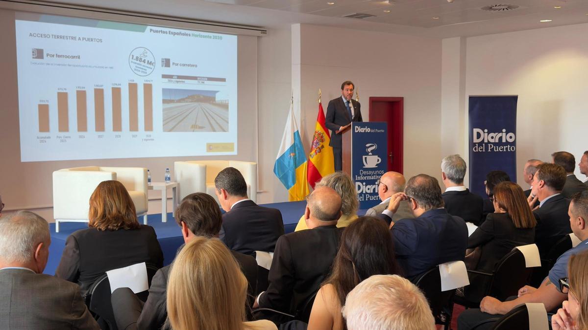 El ministro de Transportes, Óscar Puente, en un desayuno informativo en Las Palmas de Gran Canaria.