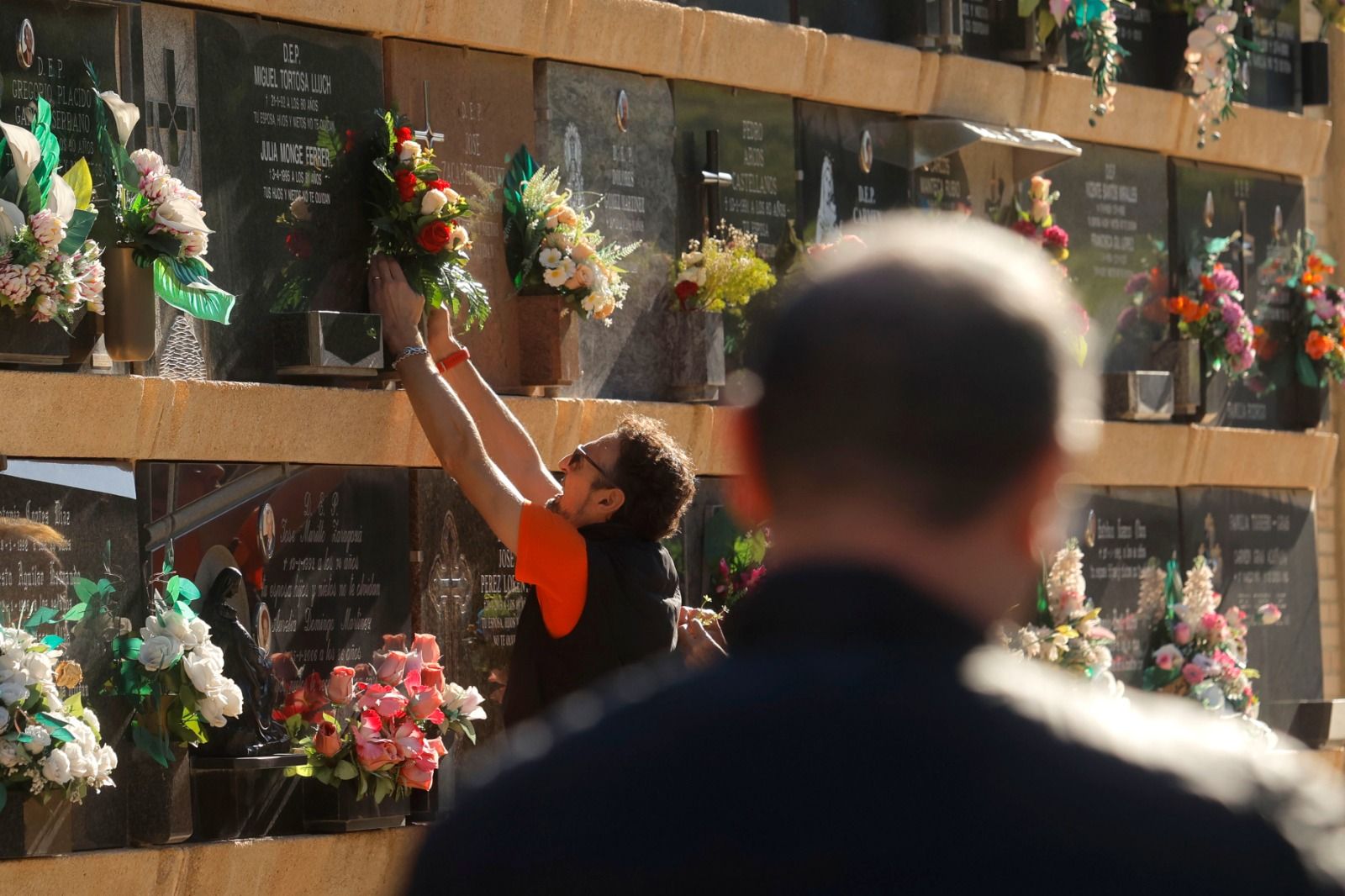 Los valencianos adelantan su visita al cementerio para evitar aglomeraciones