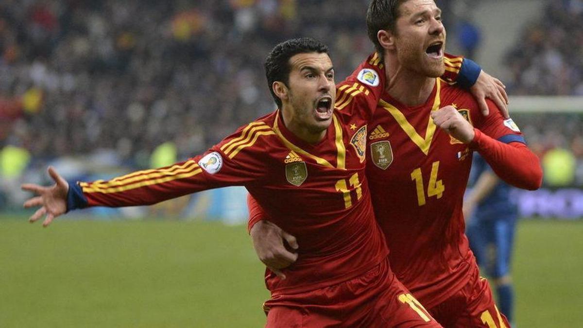 Pedro Rodríguez celebra un gol con España junto a Xabi Alonso, en 2013.