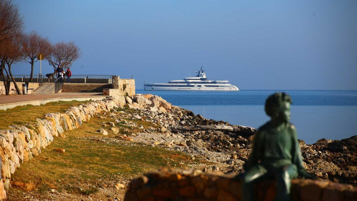 El &quot;Lady S&quot;, enfront del passeig marítim de l'Escala.