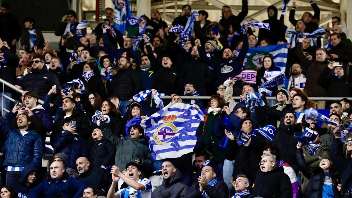 Unos 2.000 deportivistas en Oviedo. El Oviedo solo facilitó 860 entradas, pero el deportivismo se las apañó para disfrutar de la ciudad y para colarse en el Nuevo Tartiere con localidades de socios asturianos o acudiendo a taquilla. Fueron, al final, más del doble y todos ellos disfrutaron de la ciudad y del triunfo en el último minuto de un partido para el recuerdo en el regreso a Segunda División.