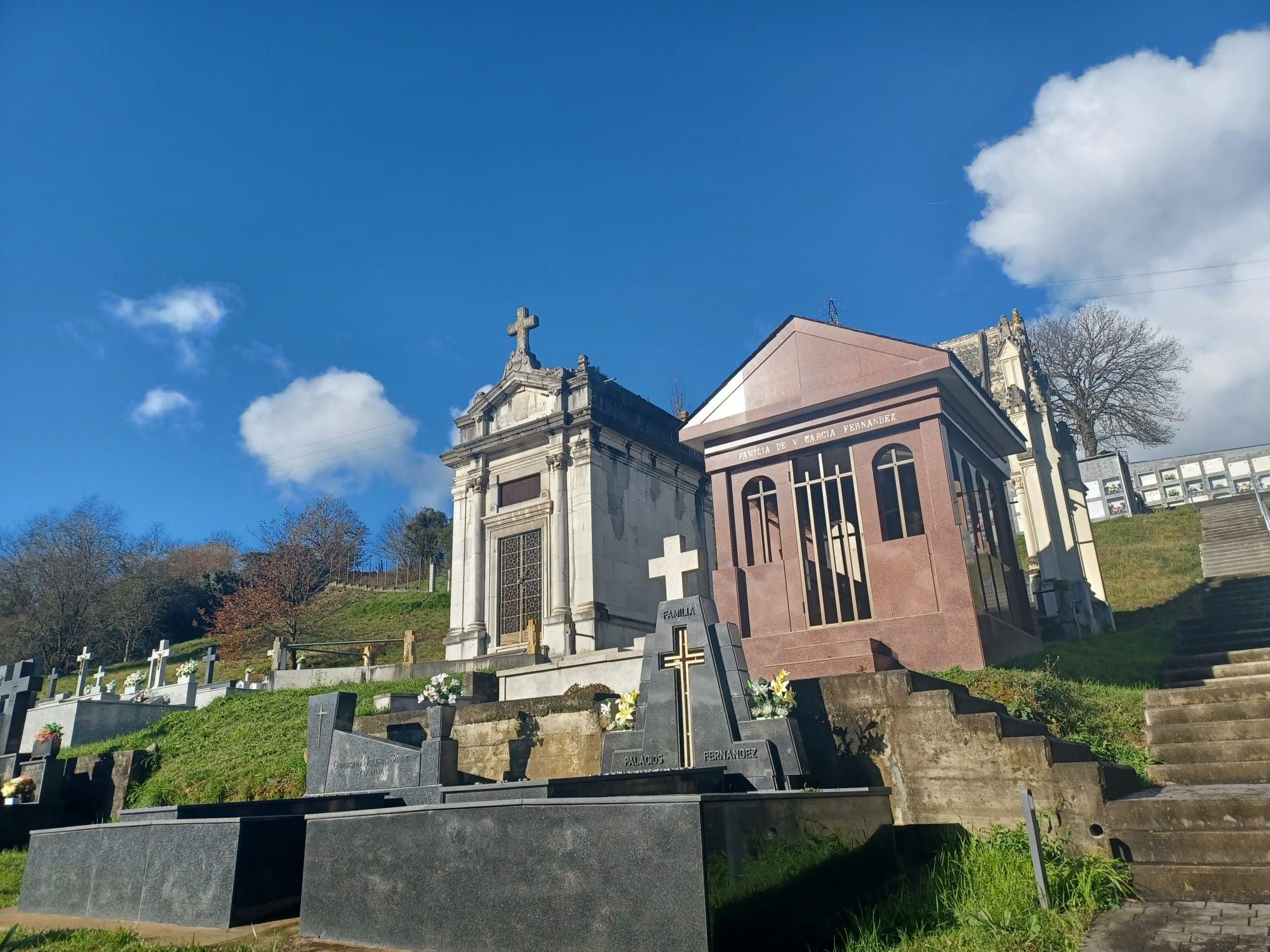 Turismo de cementerio: los secretos del camposanto de Grado, arte funerario y  lápidas "profesionales"