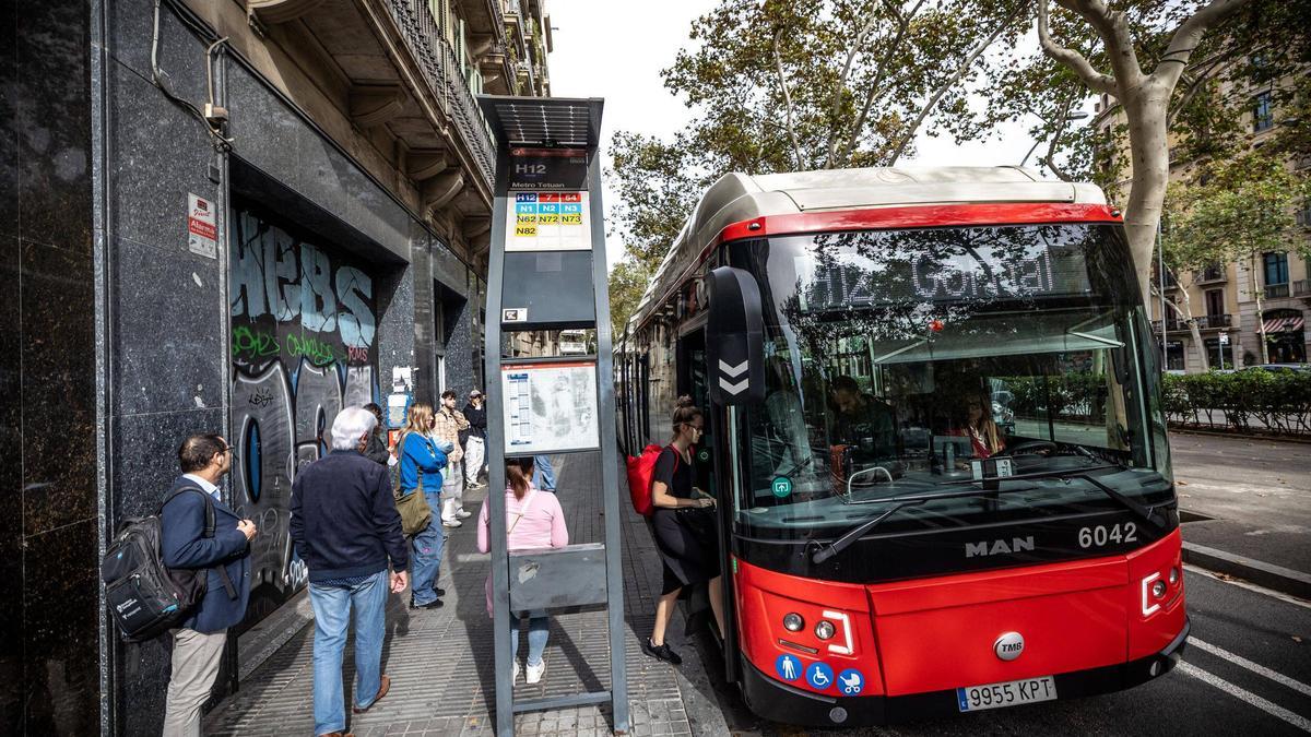 Un autobús de TMB, en una parada de Barcelona
