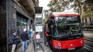 Un autobús de TMB en una parada de Barcelona.