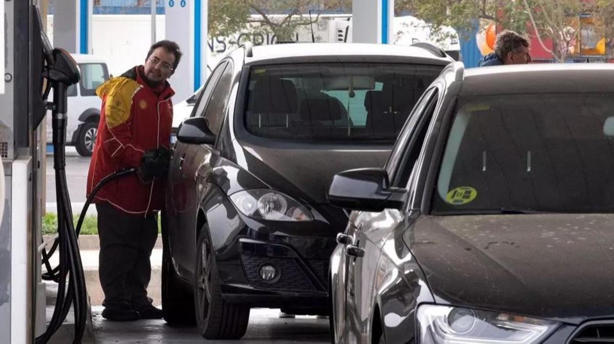 Die Mitarbeiter der Low-Cost-Tankstelle in Palmas Viertel Son Malferit haben derzeit viel zu tun