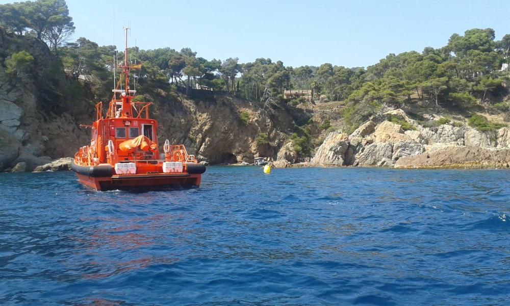 Una embarcació de Salvament Marítim, davant de Cala Corbs