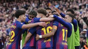 El delantero brasileño del FC Barcelona Raphinha (c) celebra tras anotar el 4-0 durante el partido de LaLiga entre el Barcelona y el Sevilla disputado en el Camp Nou en Barcelona, este domingo. EFE/ Enric Fontcuberta