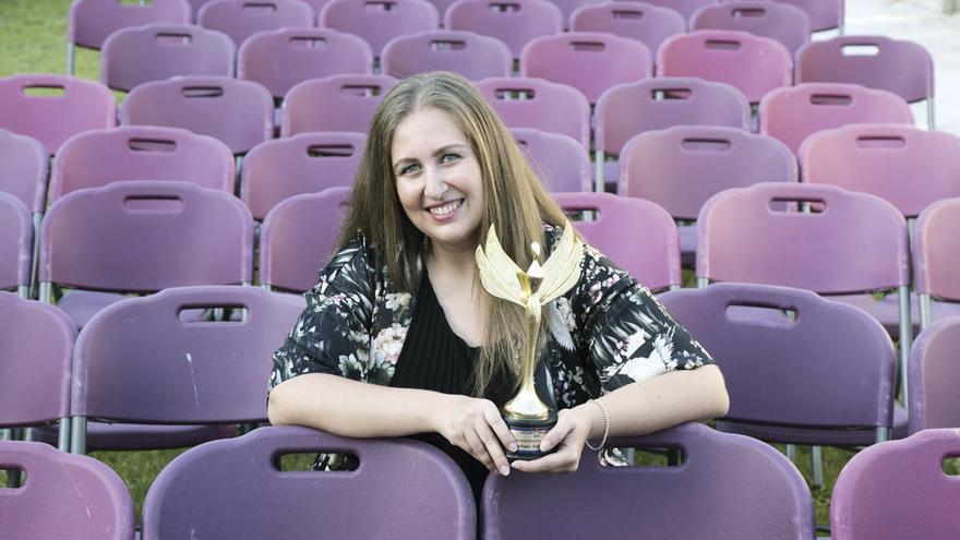 Diana Rubio, posando con su Napolitans Victory Award. //Efe