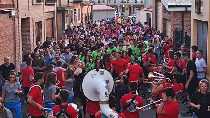 Algunos de los participantes en el desfile de peñas de Santa Croya.