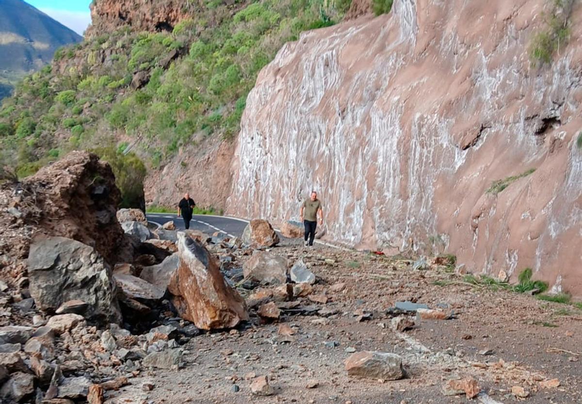 Último desprendimiento en La Vetita, la TF-82 al paso por Santiago del Teide. | E. D.