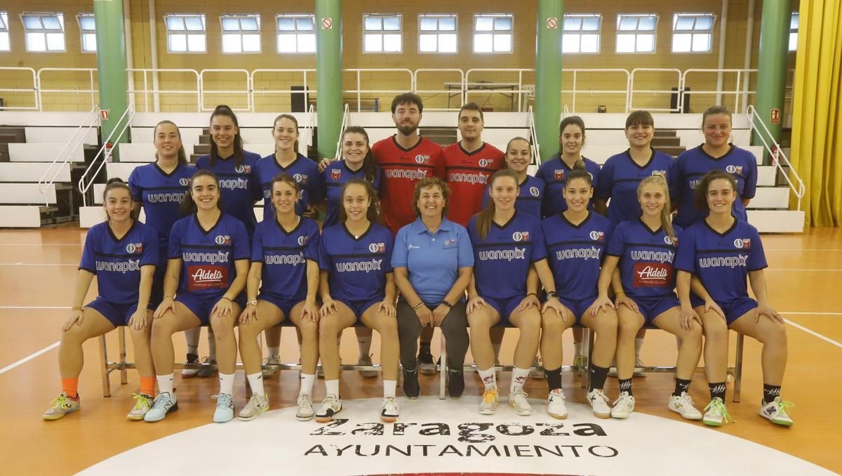 Concha Cameo, en el centro, con el primer equipo del Intersala 10 Zaragoza.