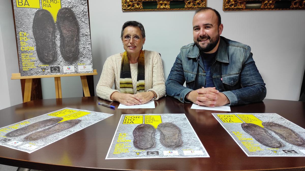 Carmen Flores y Antonio Cosano presentan la exposición sobre memoria histórica.